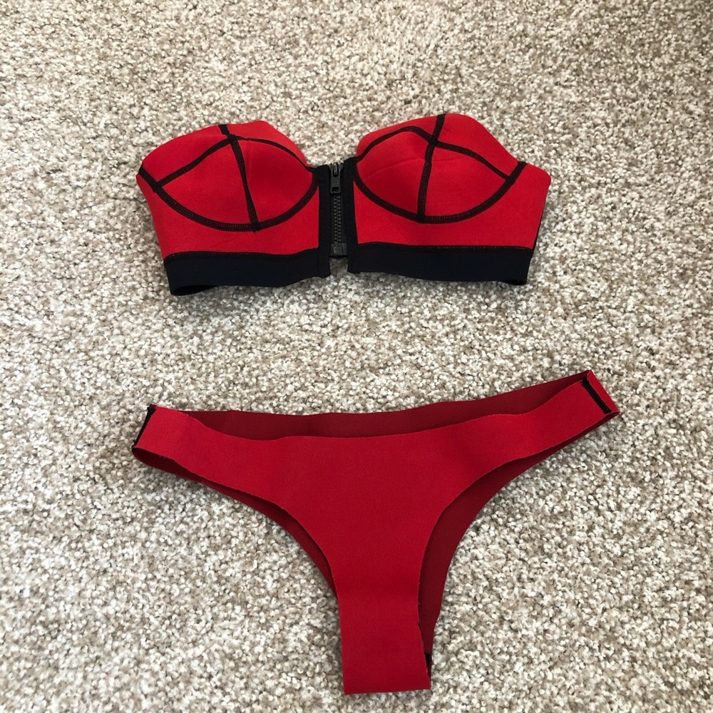 Red bikini - Picture 3 of 15